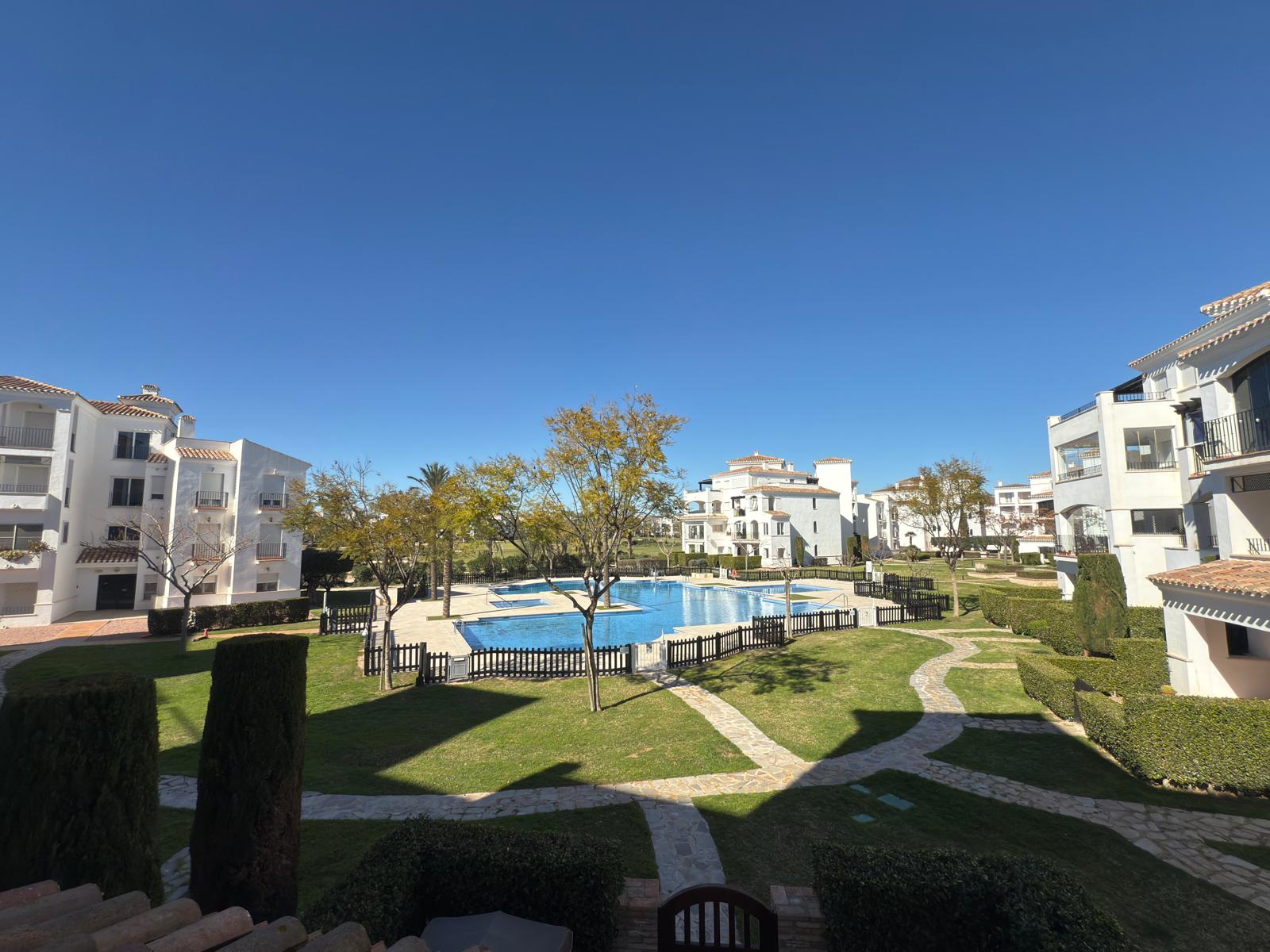 Exclusivo piso en La Torre Golf Resort con gran balcón y vistas a la piscina